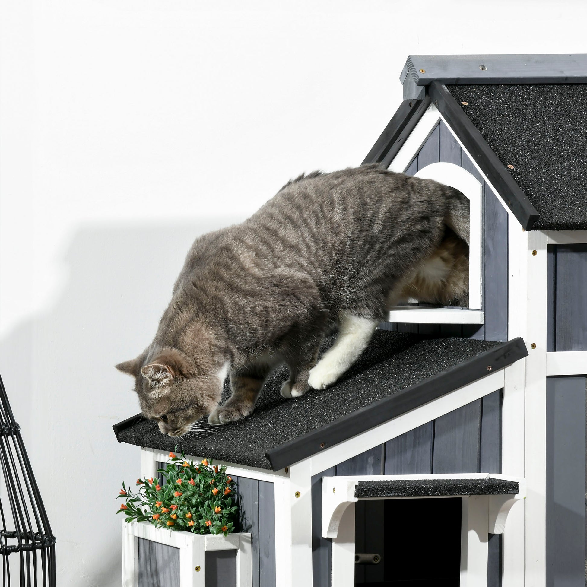 PawHut Wooden Outdoor Cat House with Flower Pot